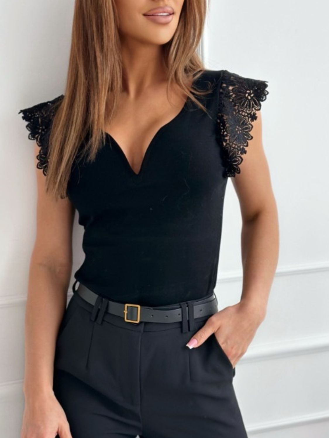 T-shirt à décolleté en cœur et manches courtes avec dentelle élégante