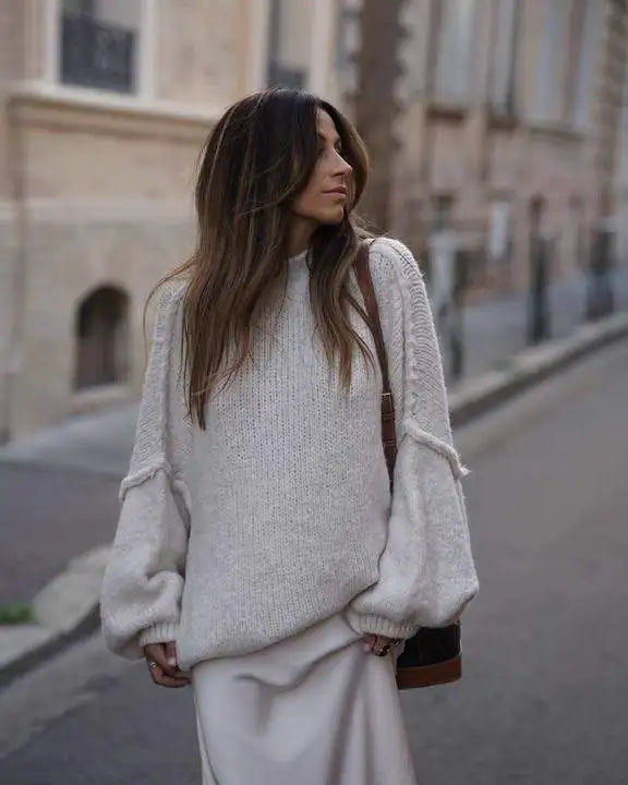 Pull ample avec des manches volumineuses tendance et élégant