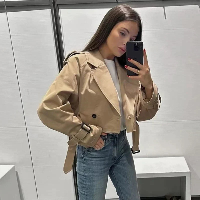 Trench court pour femme style chic urbain tendance