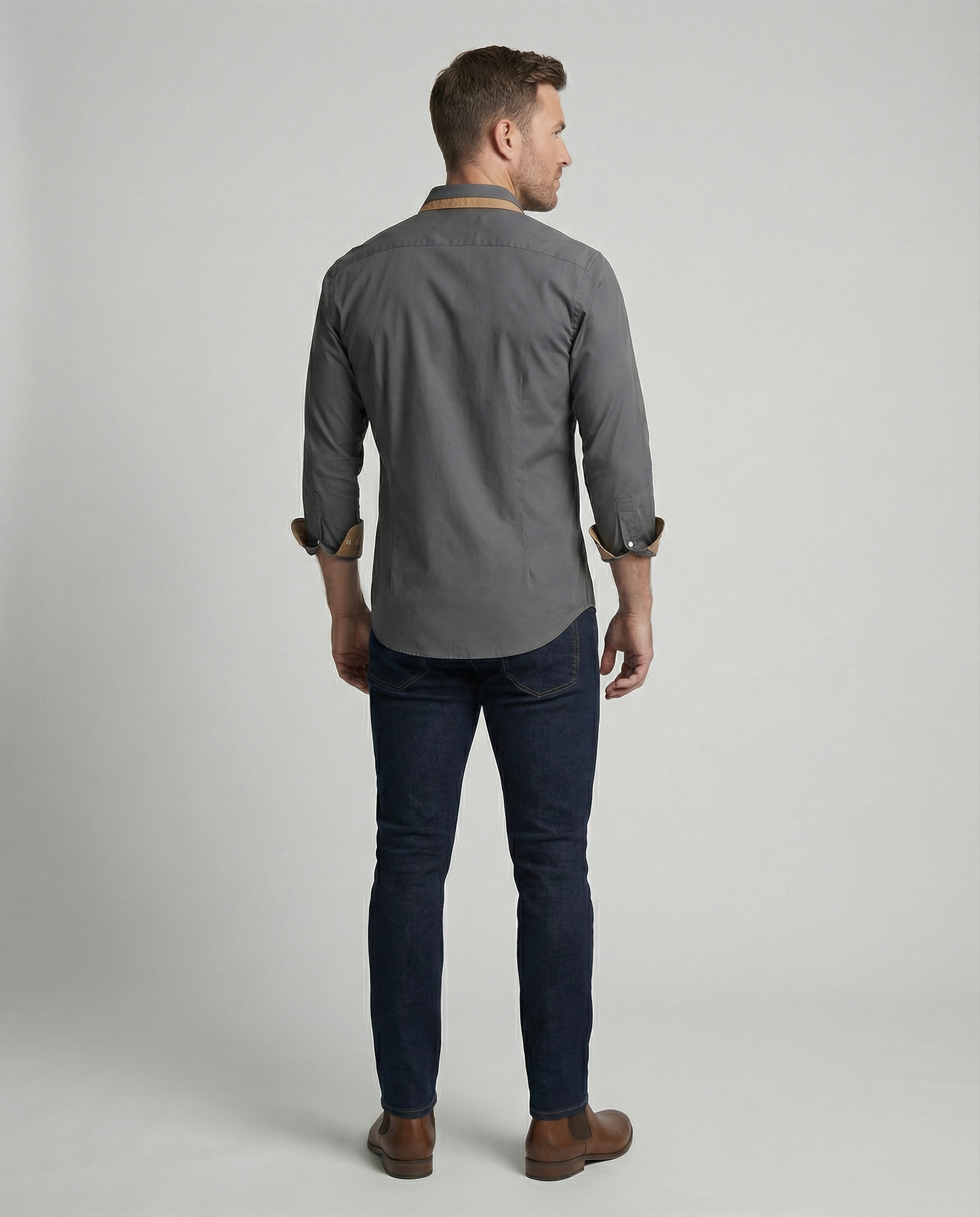 Chemise ajustée à manches longues au style contemporain