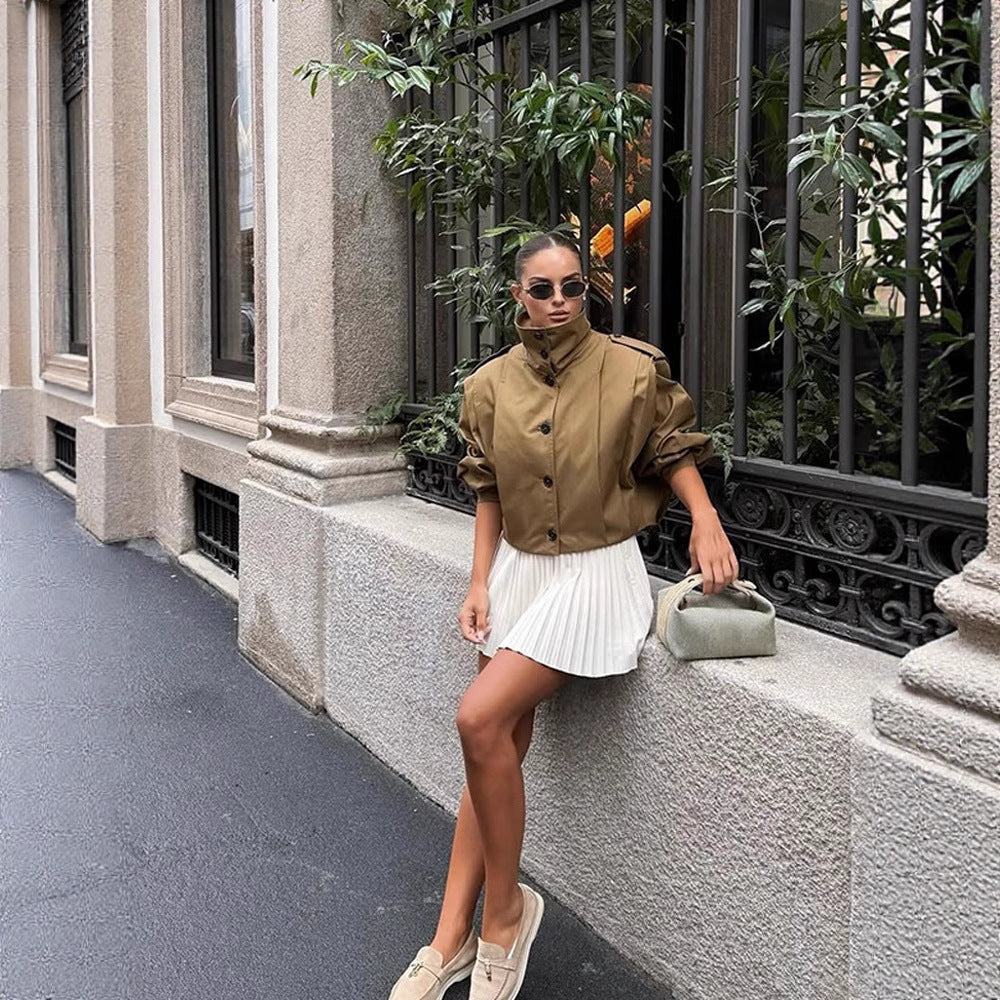 Trench-coat femme court avec boutons raffinés et chic