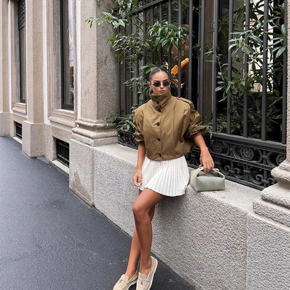 Trench-coat femme court avec boutons raffinés et chic