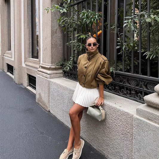 Trench-coat femme court avec boutons raffinés et chic