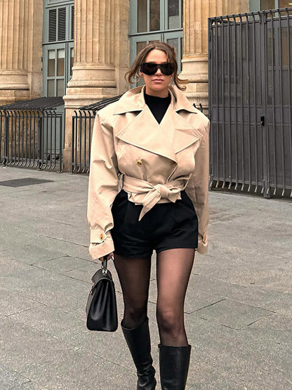 Trench-coat court pour femme avec grand col et ceinture à la taille