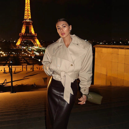 Trench-coat court pour femme avec grand col et ceinture à la taille