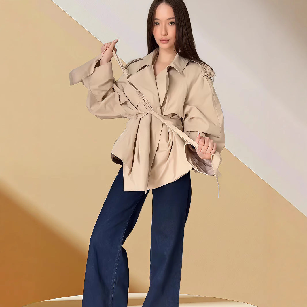 Trench court pour femme ceinturé avec une coupe moderne et ample