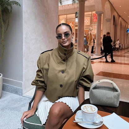 Trench-coat femme court avec boutons raffinés et chic