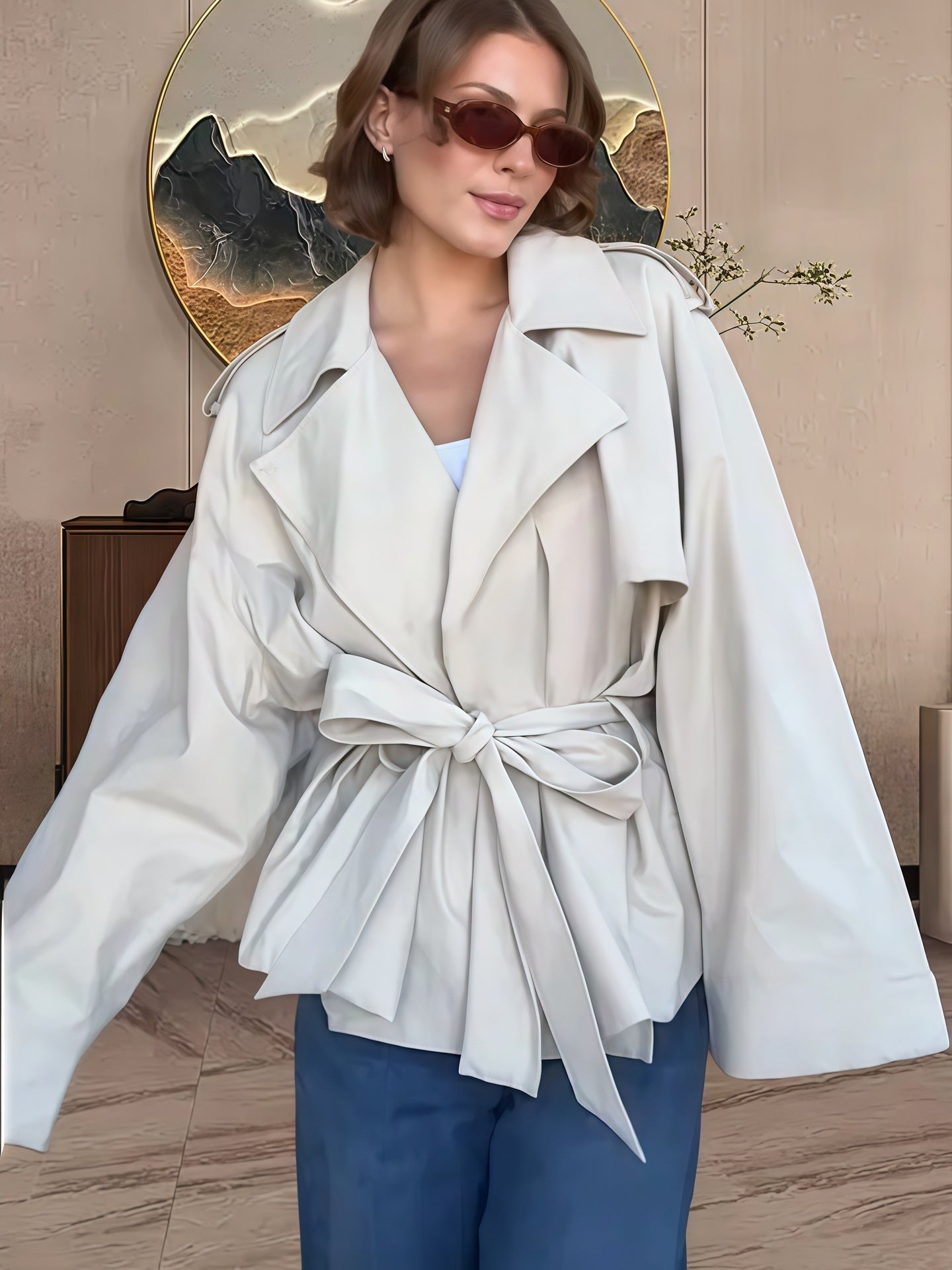 Trench court pour femme ceinturé avec une coupe moderne et ample