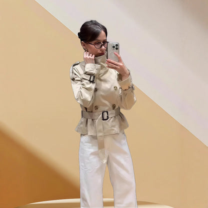 Trench court pour femme ceinturé avec une coupe moderne et ample