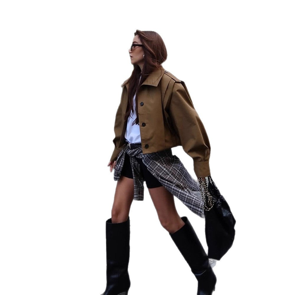 Trench-coat femme court avec boutons raffinés et chic