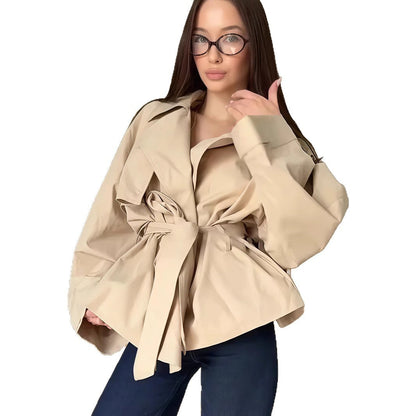 Trench court pour femme ceinturé avec une coupe moderne et ample