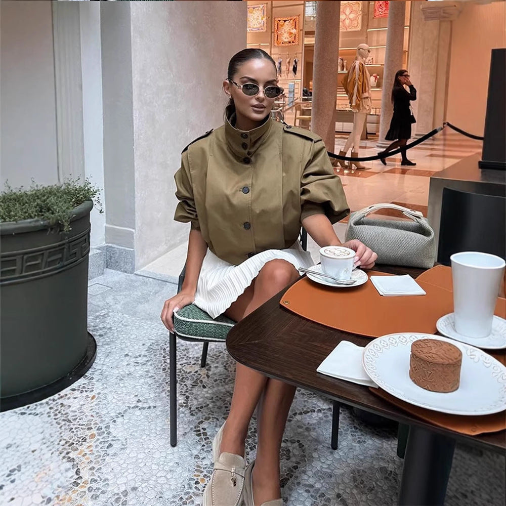 Trench-coat femme court avec boutons raffinés et chic