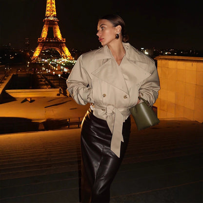 Trench-coat court pour femme avec grand col et ceinture à la taille
