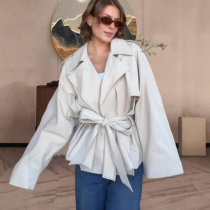 Trench court pour femme ceinturé avec une coupe moderne et ample