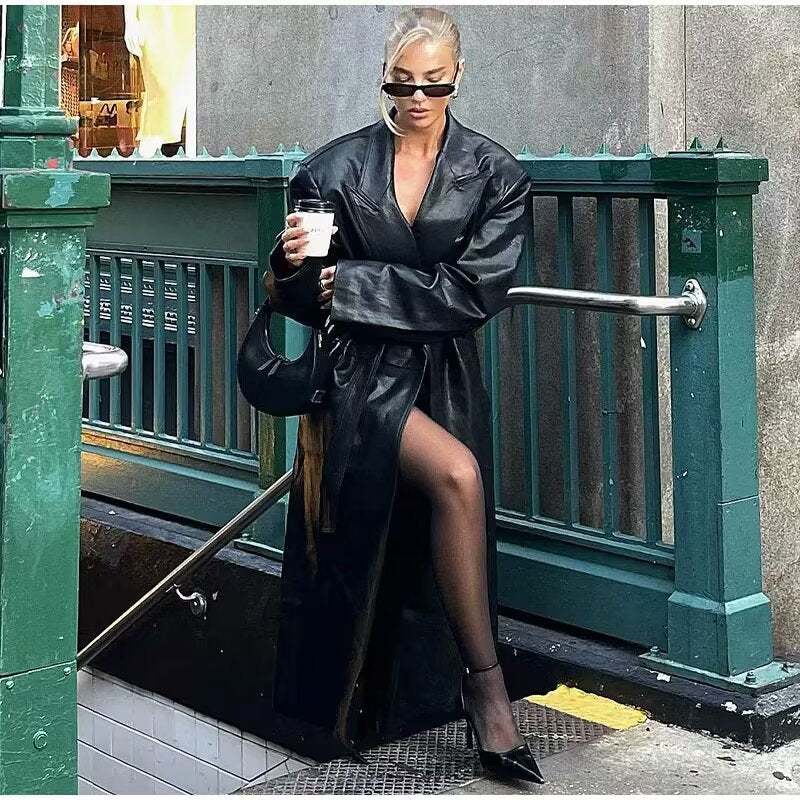 Trench long noir élégant pour femme tendance et chic