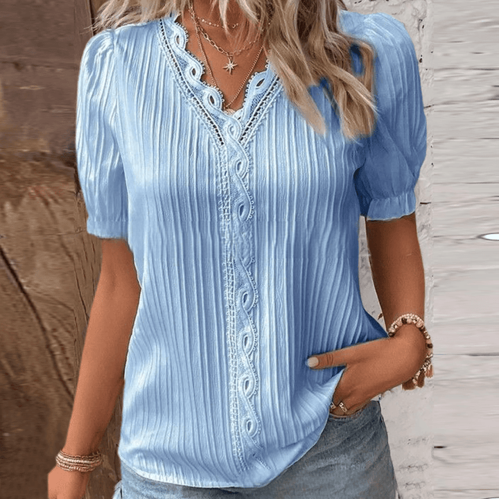 Chemise plissée romantique pour femme au style élégant et féminin