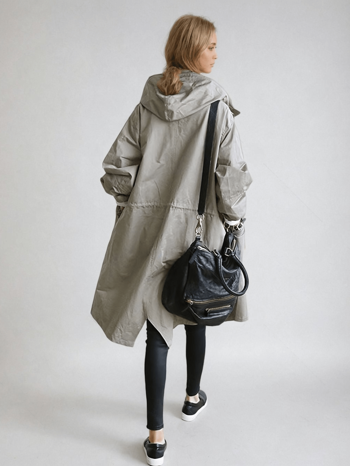 Manteau long chic avec capuche réglable pour un style moderne